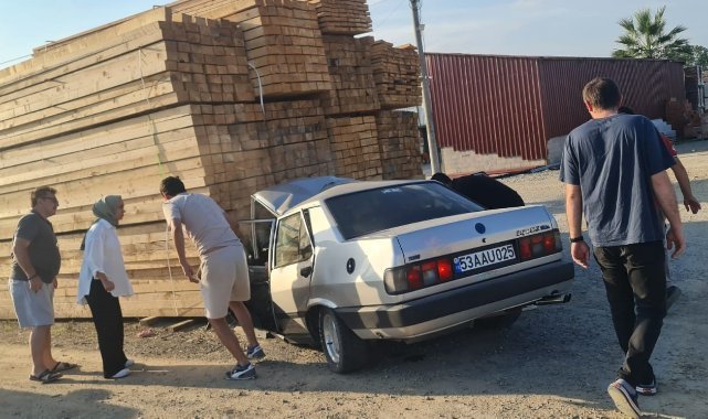 Kontrolden çıkan otomobil kereste yığınına çarptı