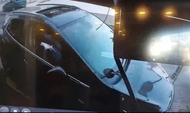Kontrolden çıkan otomobilin dükkana daldı