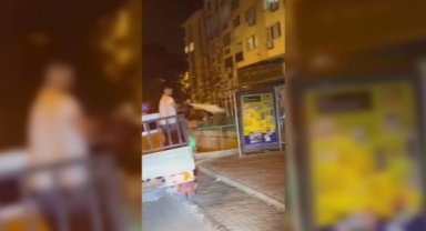 Otobüs durağında bekleyen kişiye yangın tüpü sıktılar
