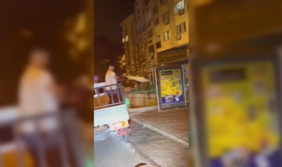 Otobüs durağında bekleyen kişiye yangın tüpü sıktılar