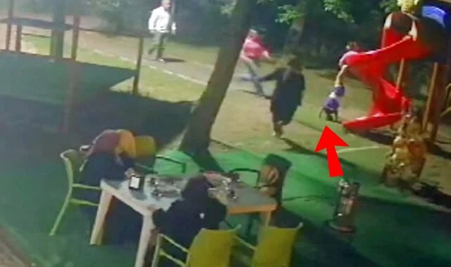 Sakarya'da kaydıraktan düşen çocuğu ayaklarından yakaladı
