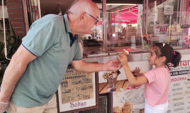“Süt Dede”den çocuklara 40 yıldır ücretsiz dondurma