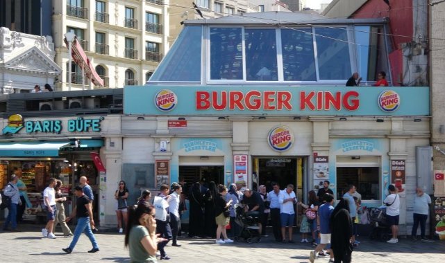 Taksim’de Burger King çalışanlarından cüzdanını unutan müşteriye meydan dayağı