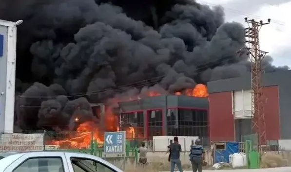 Tekirdağ’da fabrika alevlere teslim oldu
