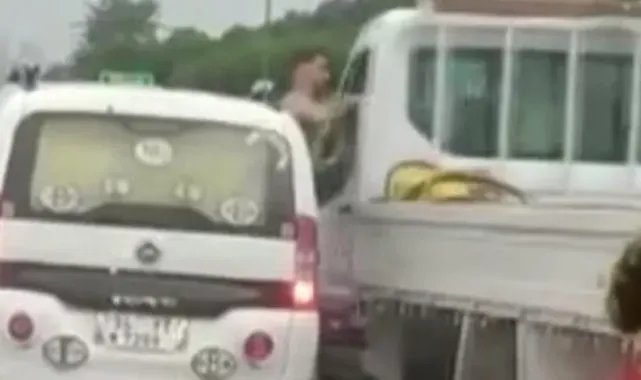 Yol kavgası yaptığı sürücüye seyir halinde camdan sarkarak yumruk attı