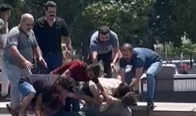 Yol ortasında tekme tokatlı kavga