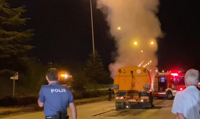 Yol süpürme aracı alevlere teslim oldu