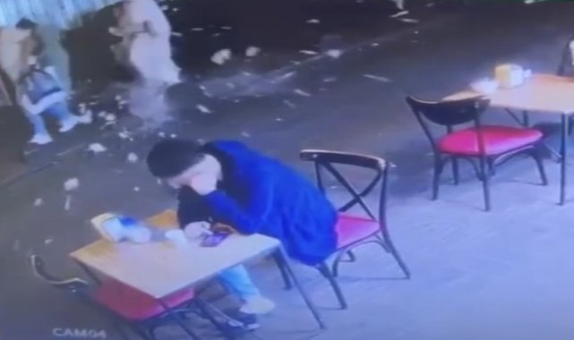 Yolda yürüyen aile dehşeti yaşadı