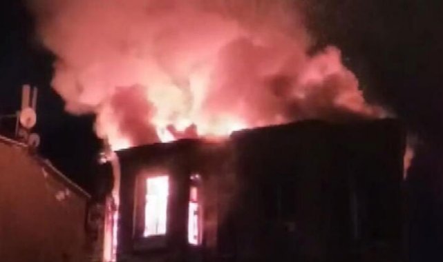 Beyoğlu'nda 2 katlı metruk bina alev alev yandı