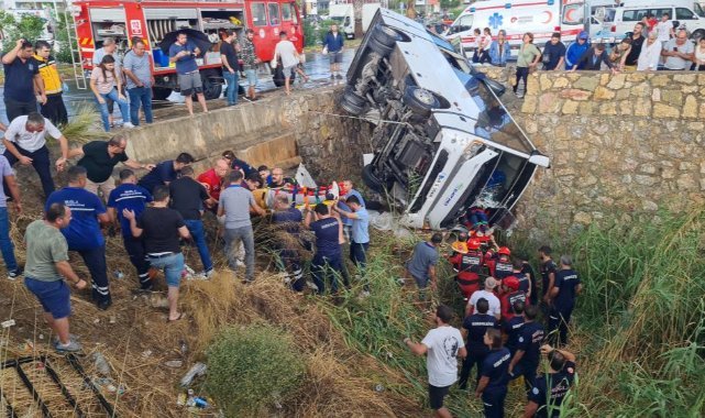 Bodrum’da midibüs dereye devrildi