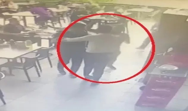 Bursa’da yemeğin geç geldiğini iddia eden şahıslar garsona saldırdı
