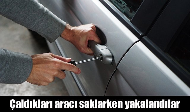 Çaldıkları aracı saklamak isterken polisler tarafından suçüstü yakalandılar