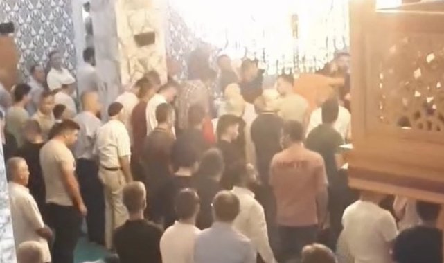 Cuma namazında tokat attın kavgası