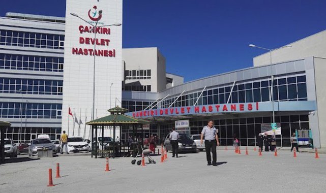 D100’de otomobil bariyerlere çarptı