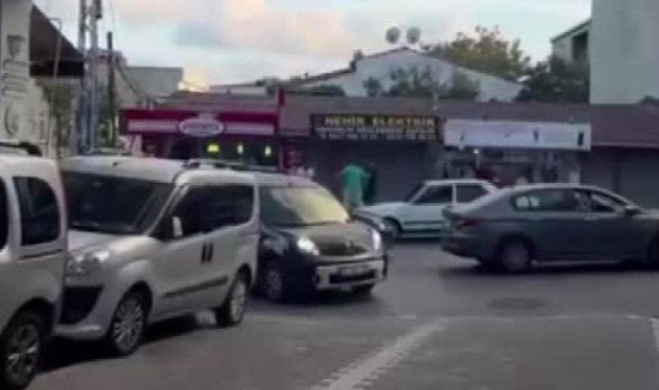 Esenyurt’ta yol kavgasında çekiçle aracın camını indirdi
