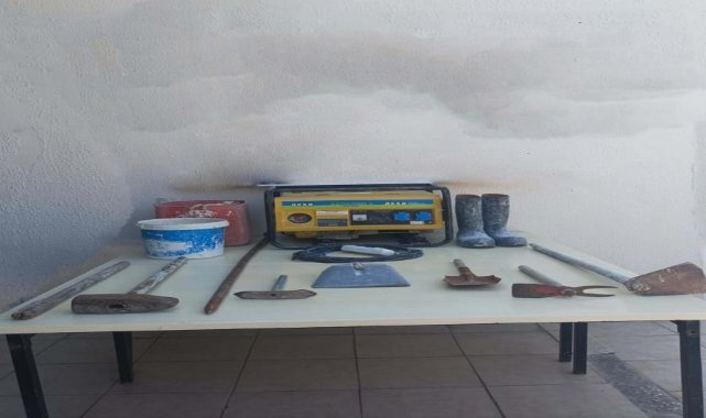 Foça‘da define için kaçak kazı yapan 2 kişi yakalandı