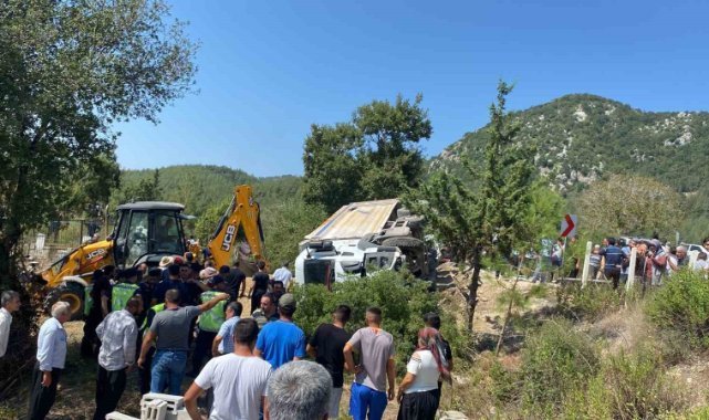 Freni patlayan kamyon kalabalığa daldı: Ölü ve yaralılar var
