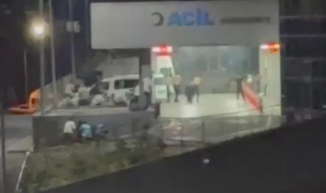 İzmir’de husumetliler acilin önünde çatıştı