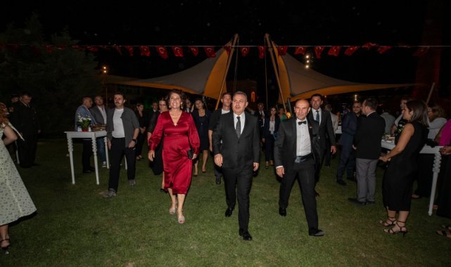 İzmir’de kurtuluş kutlamaları resepsiyonla başladı
