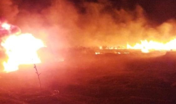 İzmir’de makilik alanda yangın: 2 itfaiye eri ve iş makinesi operatörü yaralandı