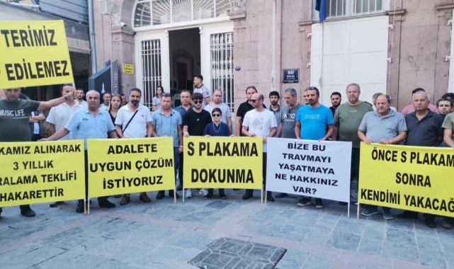 İzmir’de ‘S Plaka’ araç sahipleri Büyükşehir önünde eylem yaptı