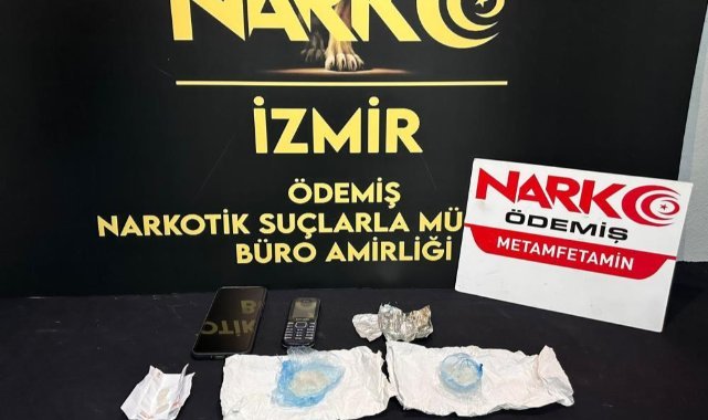 İzmir'de uyuşturucu satıcısı aracında yakalandı