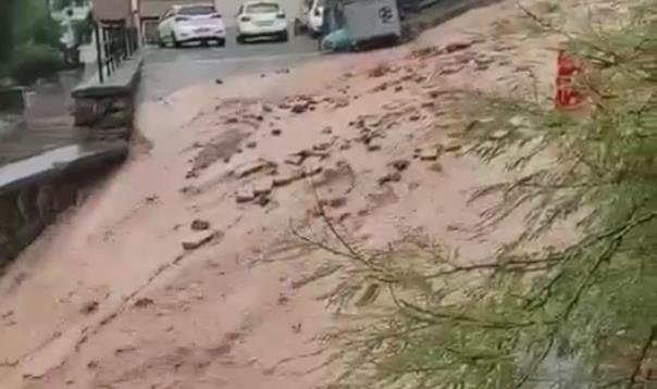 İzmir’i sağanak vurdu: Cadde ve sokaklar göle döndü
