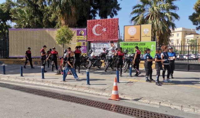 İzmirli öğrenciler okulda öğretmenlerine dışarıda polislere emanet