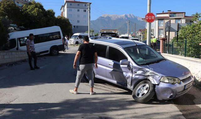 Okul servis minibüsü ile otomobil çarpıştı