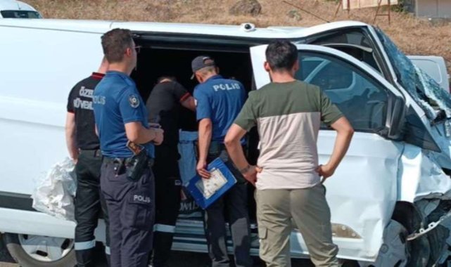 Para dolu nakil aracı otobüsle çarpıştı