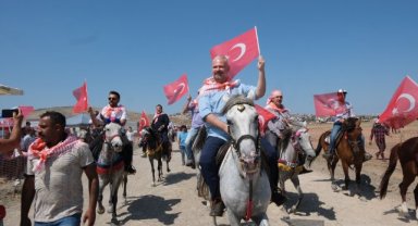 Türkiye'nin En İyi Atları Menemen'de Yarıştı