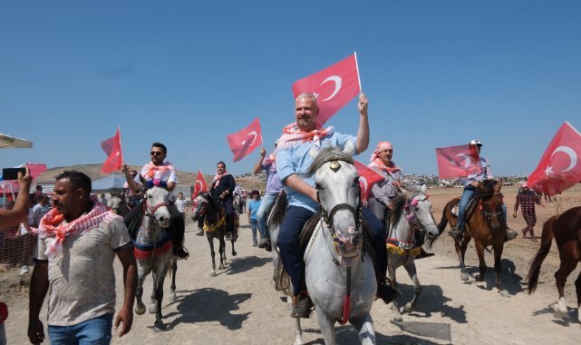 Türkiye'nin En İyi Atları Menemen'de Yarıştı