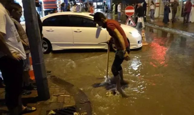 Uşak’ta yağmur sonrası yollar göle döndü