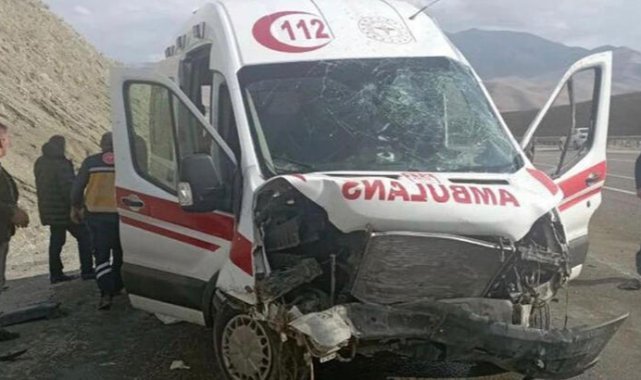 Hasta taşıyan ambulans kaza yaptı