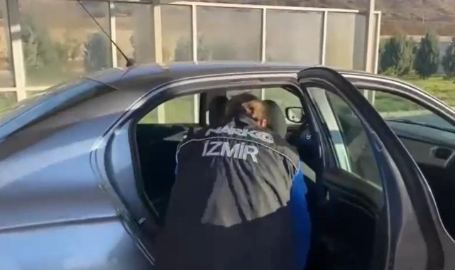 İzmir'de durdurulan araçtan 2 kiloya yakın kokain ele geçirildi