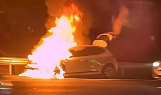 Fatih Sultan Mehmet Köprüsü çıkışında otomobil alev alev yandı