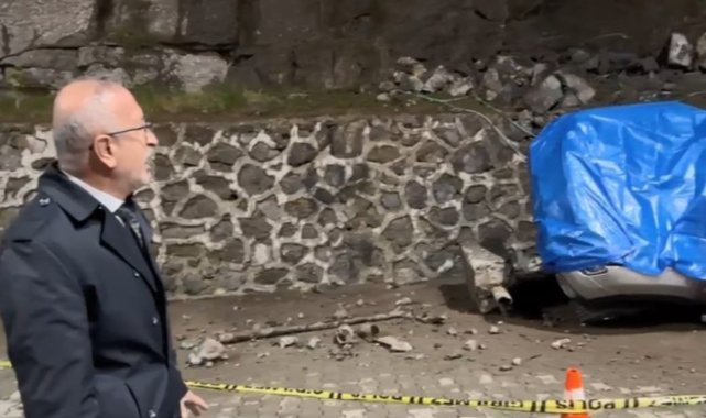 Yamaçtan kopan kayalar araç üstüne düştü