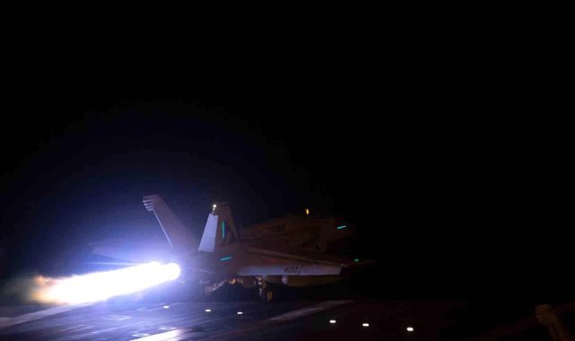 ABD ve İngiltere, havadan ve denizden Yemen'deki Husileri vurdu