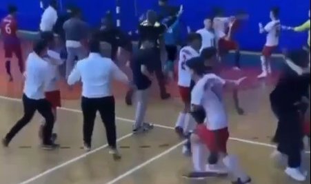 İzmir'de Futsal müsabakası meydan kavgasına döndü