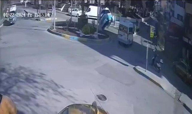 İzmir’de servis aracıyla çarpışan yolcu minibüsü devrildi