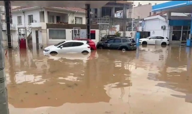 İzmir'i sağanak vurdu: Yollar göle döndü, araçlar suya gömüldü