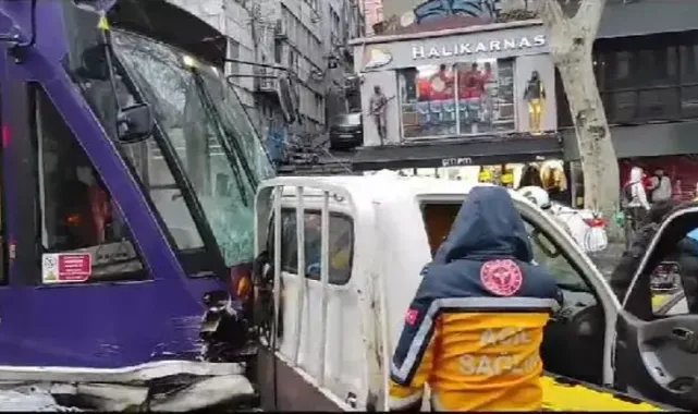 Karaköy'de tramvay kamyonete çarptı