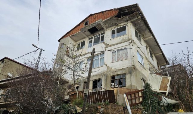 Sarıyer’de yıkılma tehlikesi olan 50 yıllık bina korkutuyor
