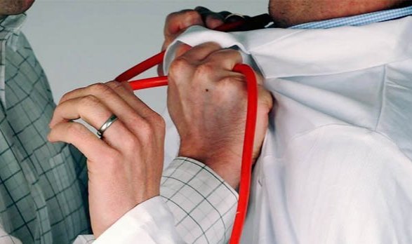 Adana’da hasta tartıştığı doktora yumruk attı