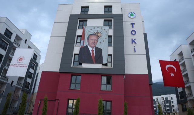 Afetzede vatandaş, anahtarını teslim aldığı yeni evinde yaşayacağı güzel günler için heyecanlanıyor