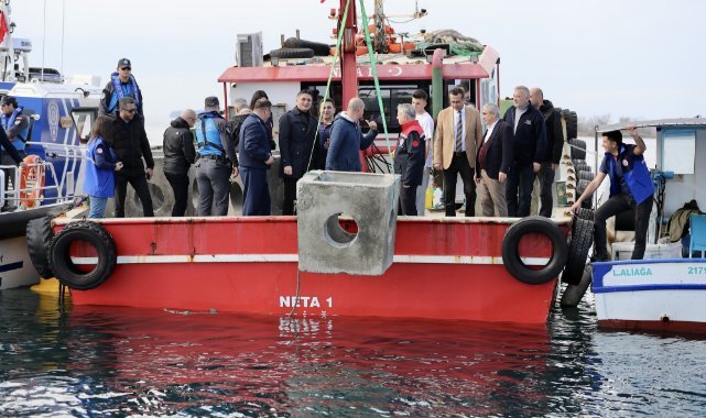 Aliağa Körfezinde Yapay Resifler Suya Bırakıldı