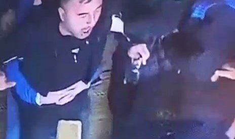 Arkadaşını heimlich manevrasıyla kurtardı