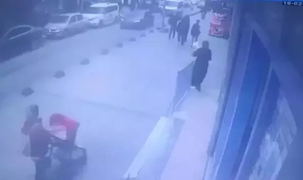Bağcılar'da önce takip sonra kapkaç: 195 bin lirasını çaldılar