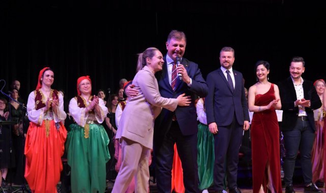 Başkan Tugay, Balkan ezgilerine eşlik etti