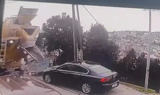 Beşiktaş'ta telefon direği aracın üzerine devrildi